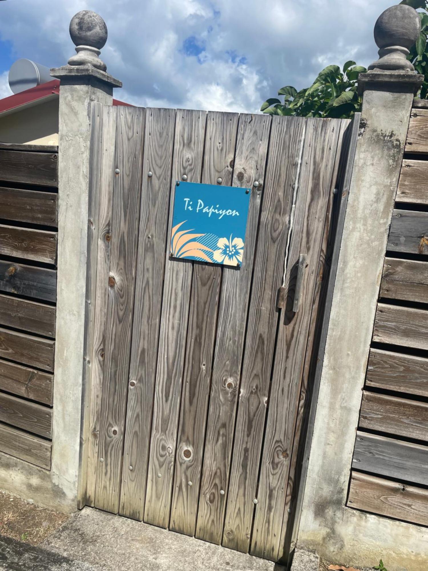 Gite Ti Papiyon Bouillante Exterior photo